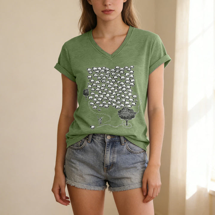 T-shirt à col en V imprimé graphique « Troupeau de moutons » de Christianartworkshop - image 11
