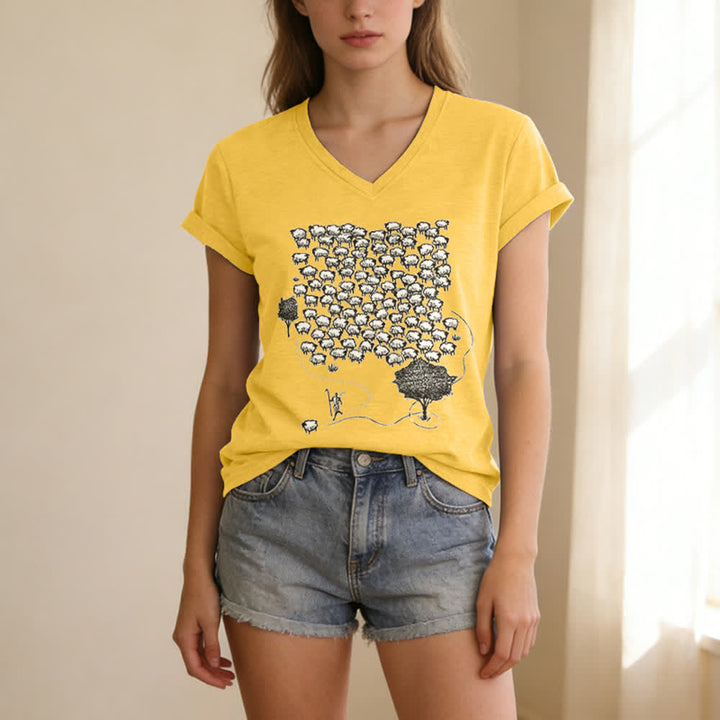 T-shirt à col en V imprimé graphique « Troupeau de moutons » de Christianartworkshop - image 9