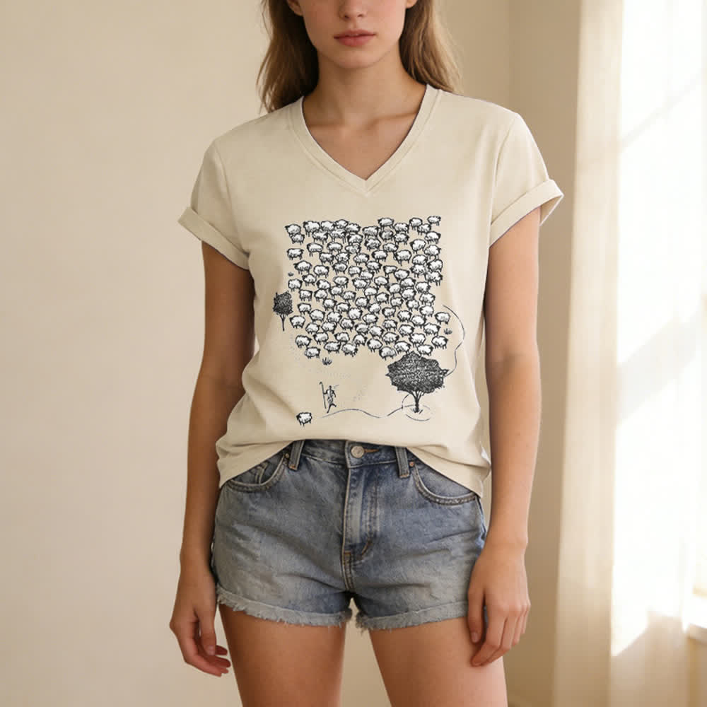 T-shirt à col en V imprimé graphique « Troupeau de moutons » de Christianartworkshop - image 1