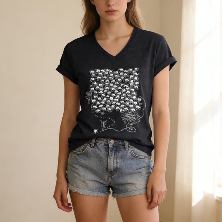 T-shirt à col en V imprimé graphique « Troupeau de moutons » de Christianartworkshop - image 3