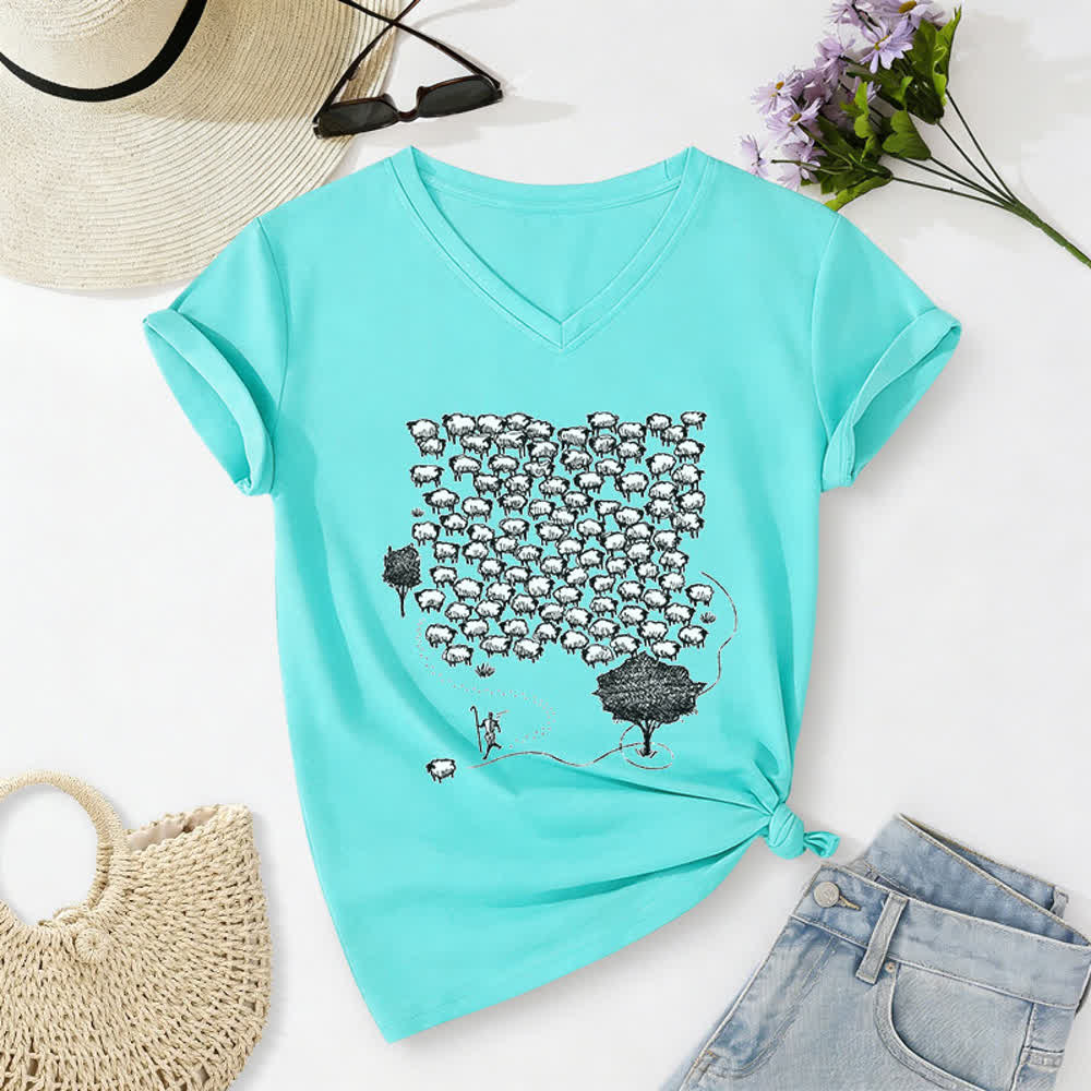 T-shirt à col en V imprimé graphique « Troupeau de moutons » de Christianartworkshop - Bleu ciel - 2XL - image 14