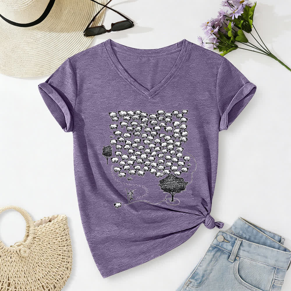 T-shirt à col en V imprimé graphique « Troupeau de moutons » de Christianartworkshop - Violet - 2XL - image 24