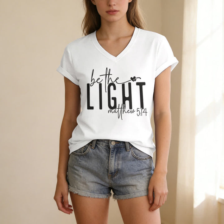T-shirt à col en V imprimé « Be The Light Faith » pour femmes de Christianartworkshop - image 5