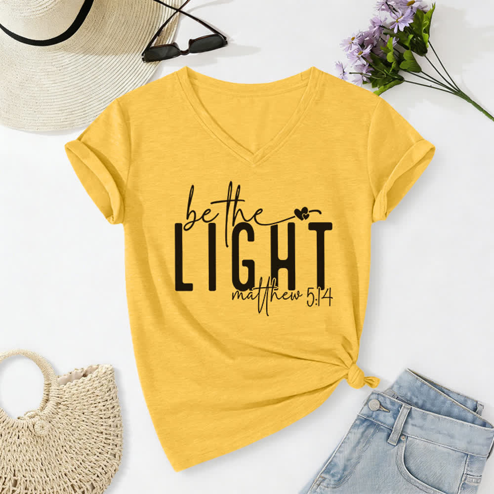 T-shirt à col en V imprimé « Be The Light Faith » pour femmes de Christianartworkshop - Jaune - 2XL - image 10