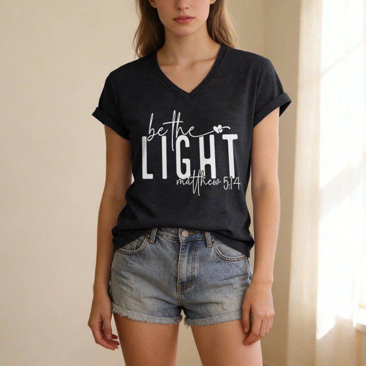 T-shirt à col en V imprimé « Be The Light Faith » pour femmes de Christianartworkshop - image 3