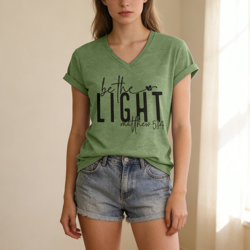 T-shirt à col en V imprimé « Be The Light Faith » pour femmes de Christianartworkshop - image 13