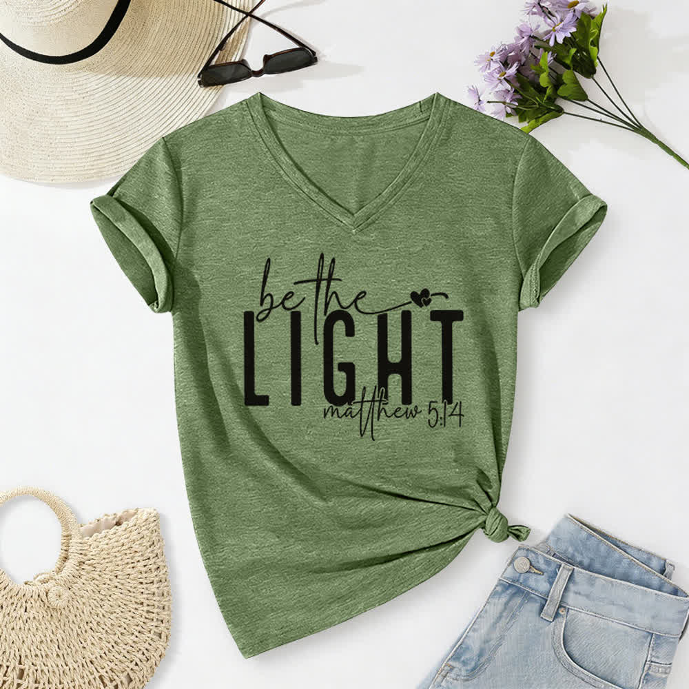T-shirt à col en V imprimé « Be The Light Faith » pour femmes de Christianartworkshop - Vert olive - 2XL - image 12
