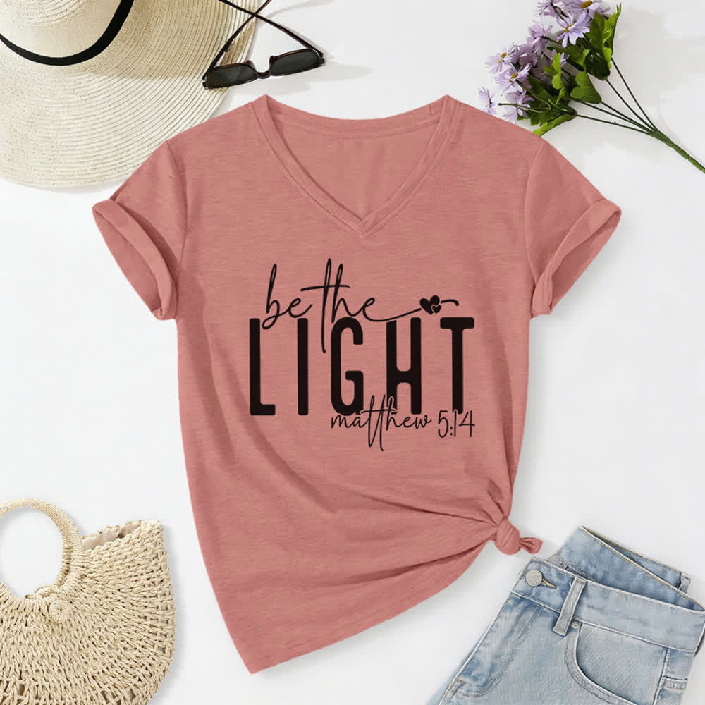 T-shirt à col en V imprimé « Be The Light Faith » pour femmes de Christianartworkshop - Rose clair - 2XL - image 20