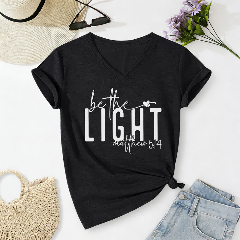 T-shirt à col en V imprimé « Be The Light Faith » pour femmes de Christianartworkshop - Noir - 2XL - image 2