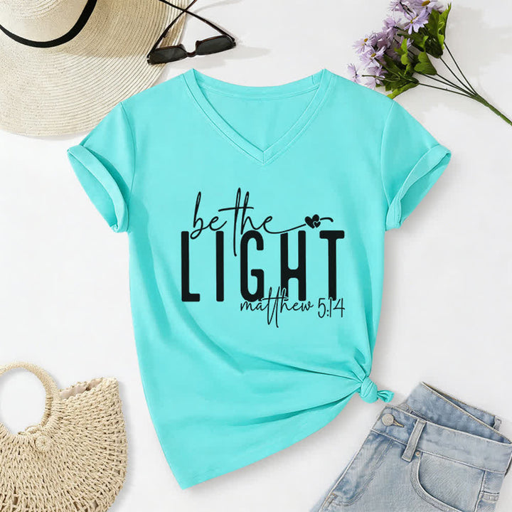T-shirt à col en V imprimé « Be The Light Faith » pour femmes de Christianartworkshop - Bleu ciel - 2XL - image 16