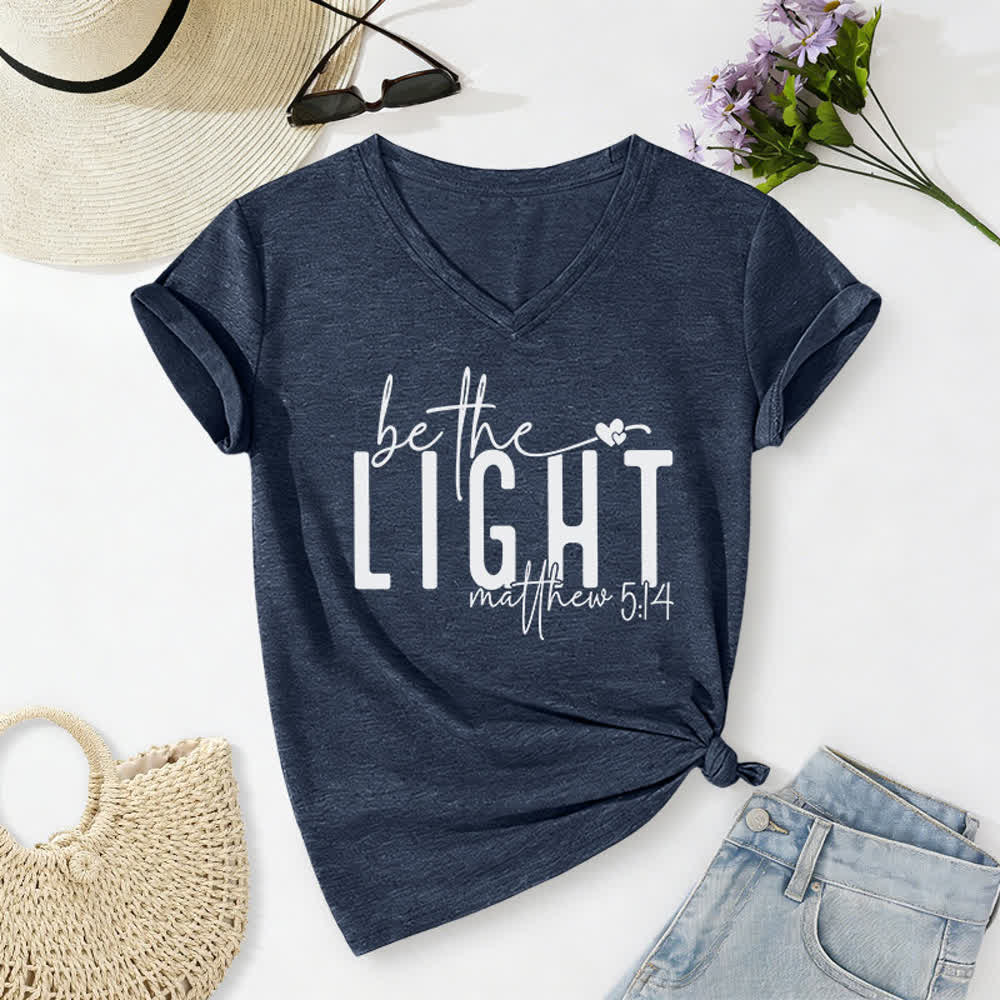 T-shirt à col en V imprimé « Be The Light Faith » pour femmes de Christianartworkshop - Bleu marine - 2XL - image 18