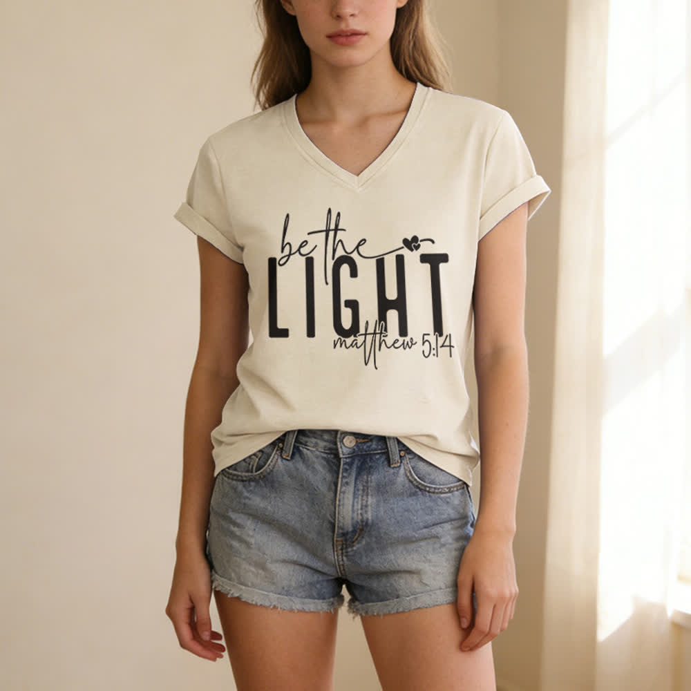 T-shirt à col en V imprimé « Be The Light Faith » pour femmes de Christianartworkshop - image 9
