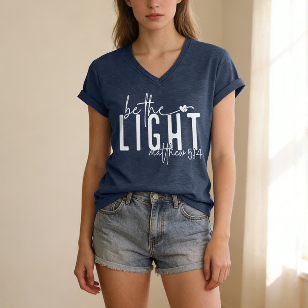 T-shirt à col en V imprimé « Be The Light Faith » pour femmes de Christianartworkshop - image 19