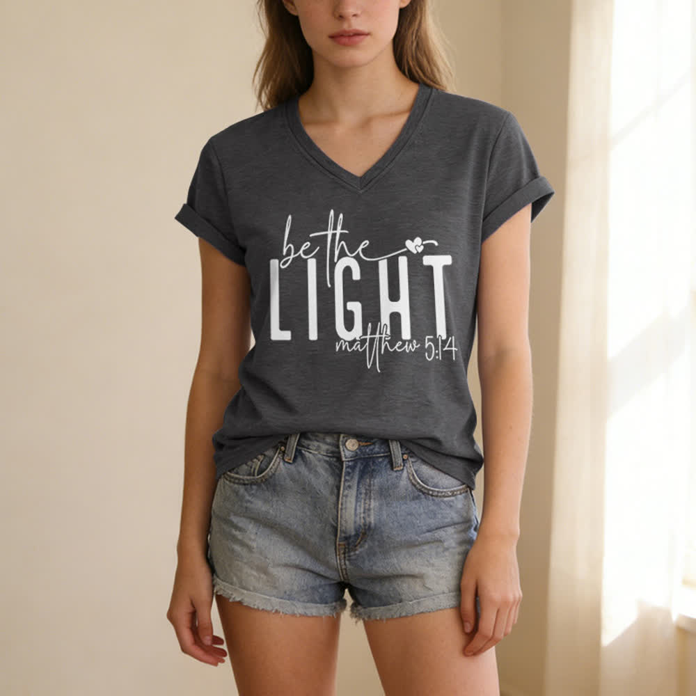 T-shirt à col en V imprimé « Be The Light Faith » pour femmes de Christianartworkshop - image 7