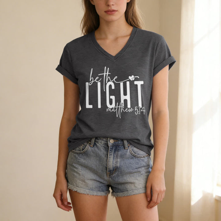 T-shirt à col en V imprimé « Be The Light Faith » pour femmes de Christianartworkshop - image 7