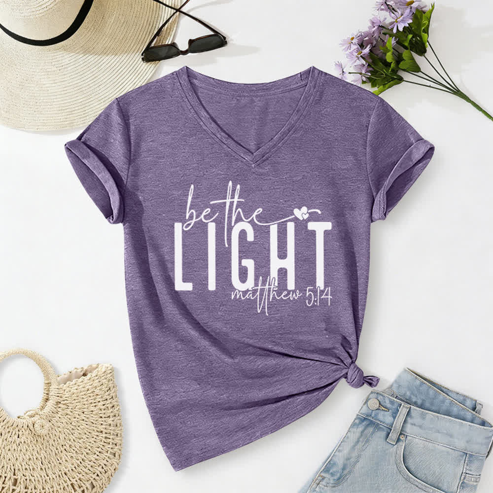 T-shirt à col en V imprimé « Be The Light Faith » pour femmes de Christianartworkshop - Violet - 2XL - image 24