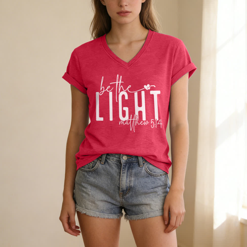 T-shirt à col en V imprimé « Be The Light Faith » pour femmes de Christianartworkshop - image 1