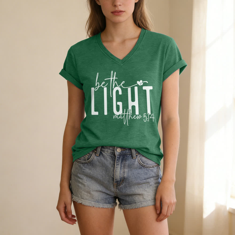 T-shirt à col en V imprimé « Be The Light Faith » pour femmes de Christianartworkshop - image 15