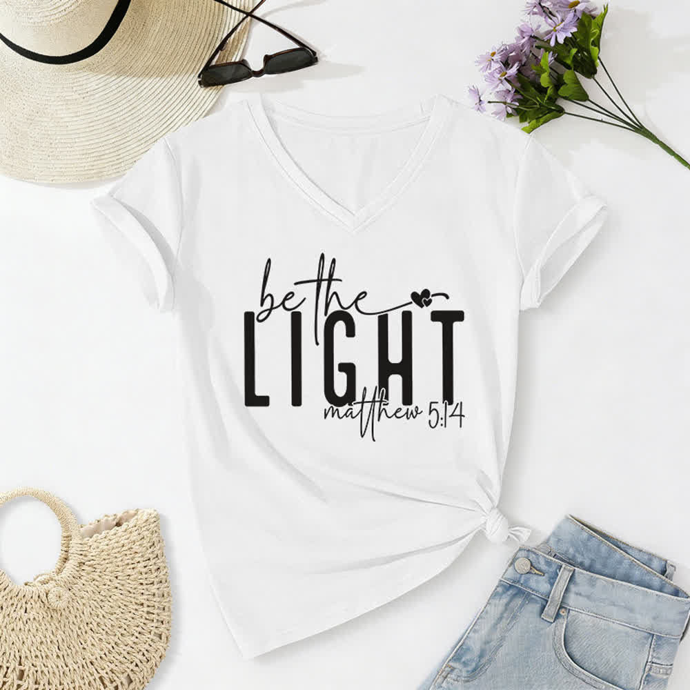 T-shirt à col en V imprimé « Be The Light Faith » pour femmes de Christianartworkshop - Blanc - 2XL - image 4