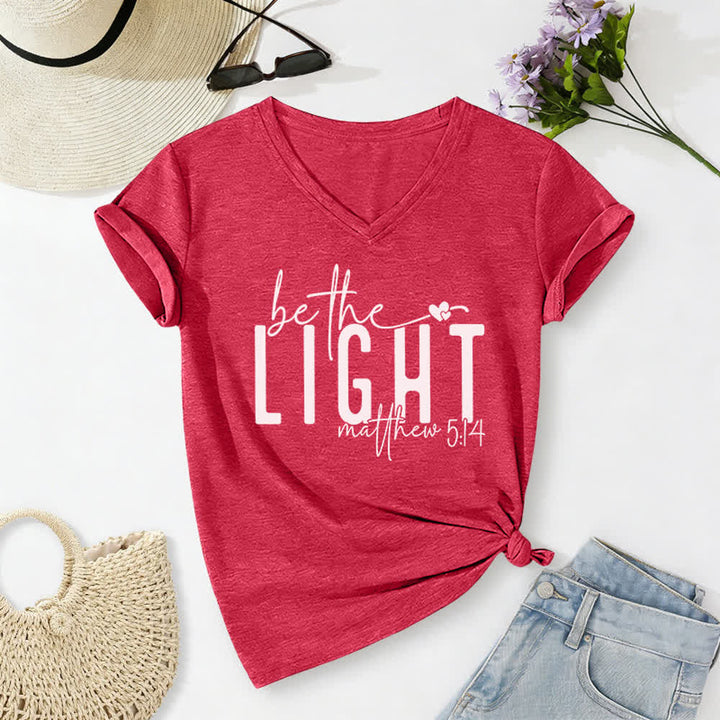 T-shirt à col en V imprimé « Be The Light Faith » pour femmes de Christianartworkshop - Rouge - 2XL - image 0