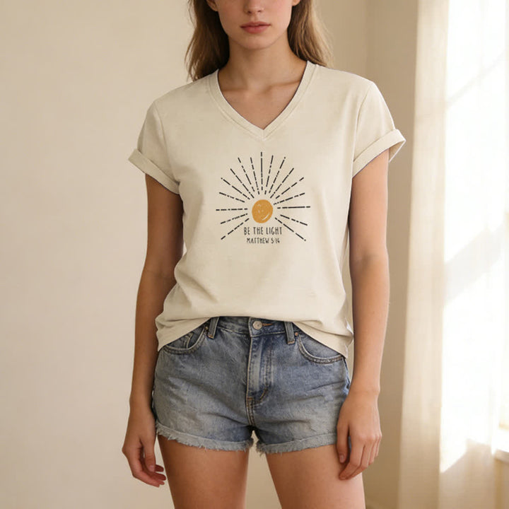 T-shirt à col en V imprimé « Sois la lumière » (Matthieu 5:14) de Christianartworkshop pour femmes - image 9