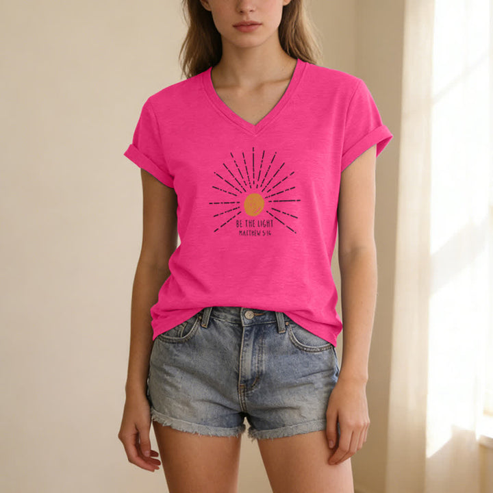 T-shirt à col en V imprimé « Sois la lumière » (Matthieu 5:14) de Christianartworkshop pour femmes - image 23