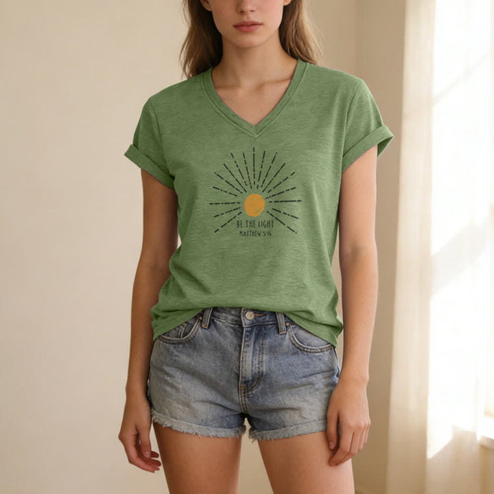 T-shirt à col en V imprimé « Sois la lumière » (Matthieu 5:14) de Christianartworkshop pour femmes - image 1
