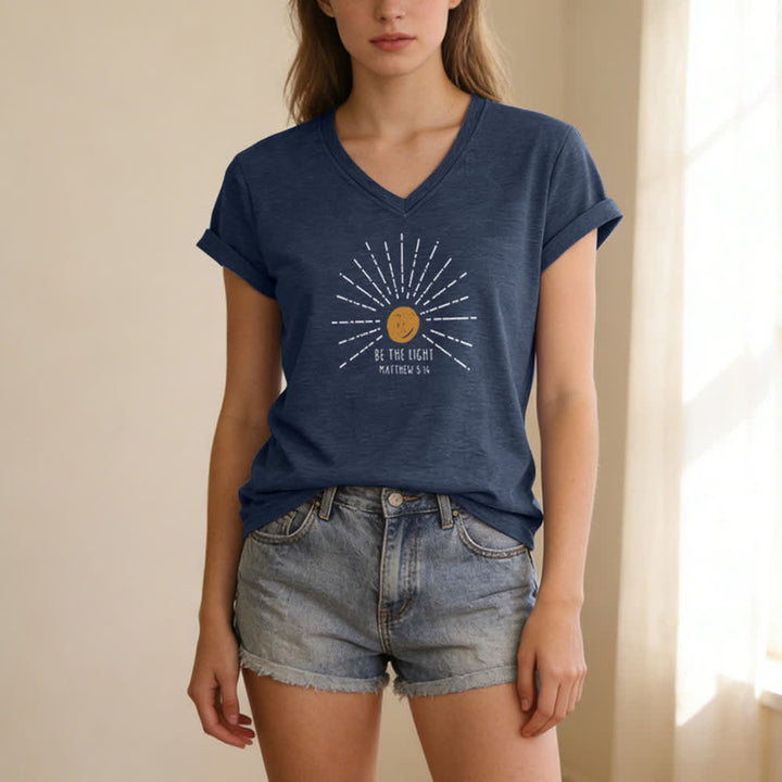 T-shirt à col en V imprimé « Sois la lumière » (Matthieu 5:14) de Christianartworkshop pour femmes - image 17