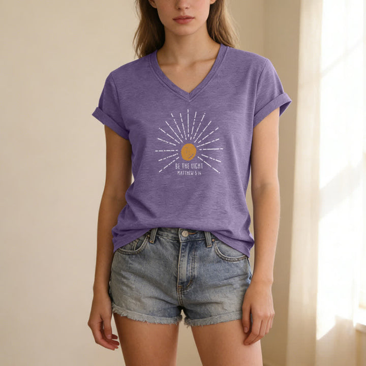 T-shirt à col en V imprimé « Sois la lumière » (Matthieu 5:14) de Christianartworkshop pour femmes - image 25