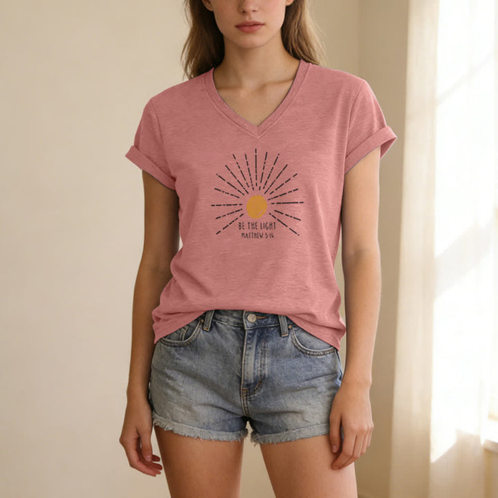 T-shirt à col en V imprimé « Sois la lumière » (Matthieu 5:14) de Christianartworkshop pour femmes - image 19