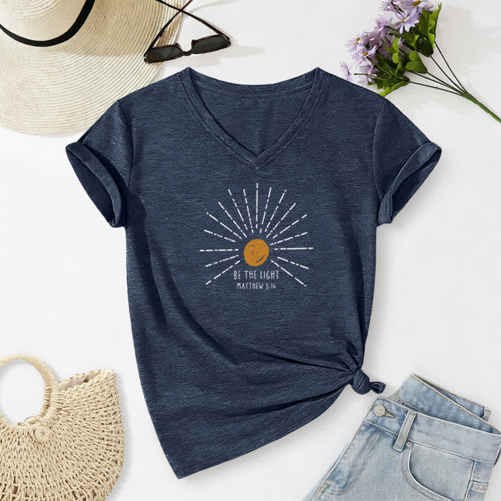 T-shirt à col en V imprimé « Sois la lumière » (Matthieu 5:14) de Christianartworkshop pour femmes - Bleu marine - 2XL - image 16