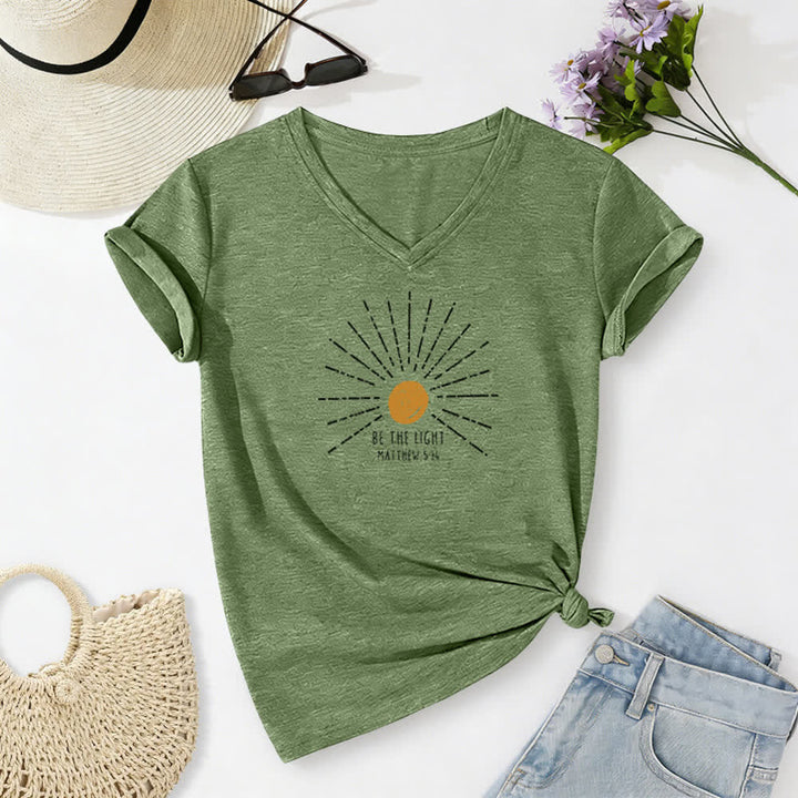 T-shirt à col en V imprimé « Sois la lumière » (Matthieu 5:14) de Christianartworkshop pour femmes - Vert olive - 2XL - image 0