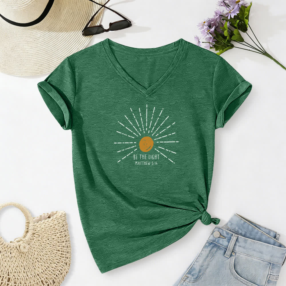 T-shirt à col en V imprimé « Sois la lumière » (Matthieu 5:14) de Christianartworkshop pour femmes - Vert foncé - 2XL - image 12