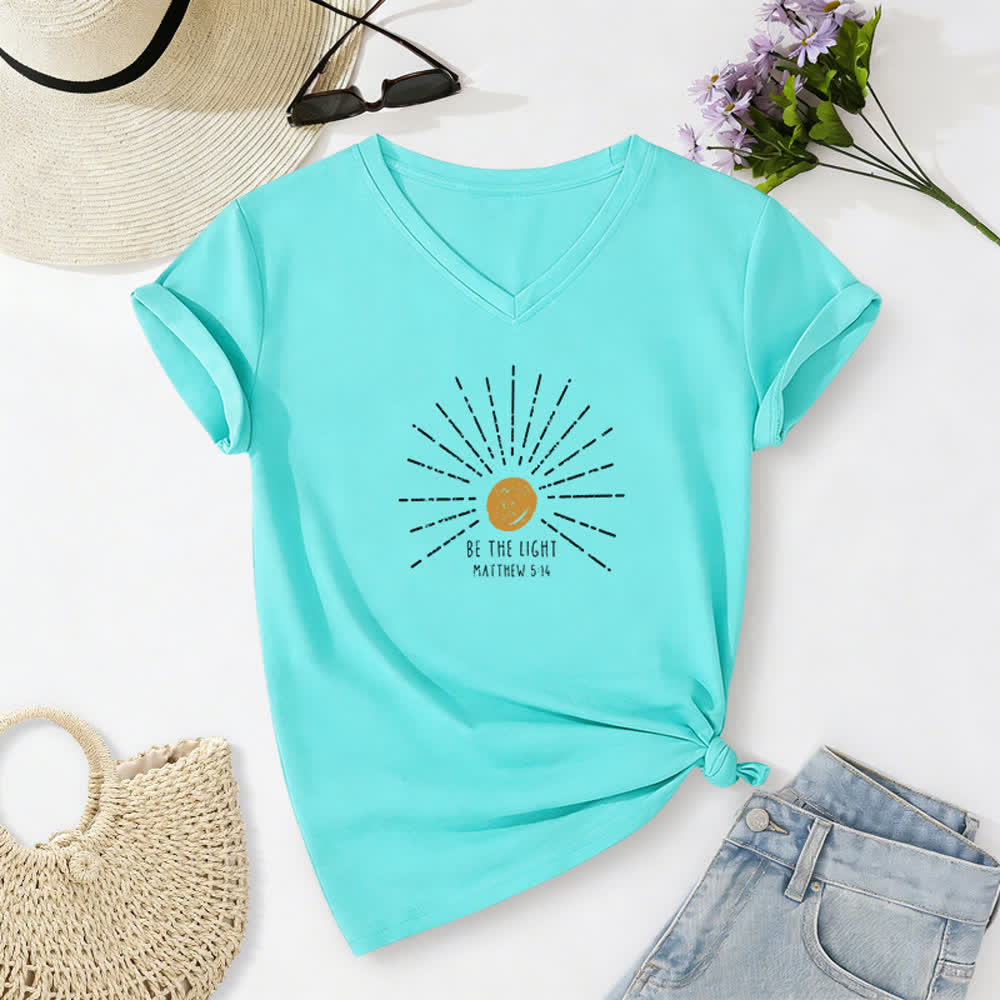 T-shirt à col en V imprimé « Sois la lumière » (Matthieu 5:14) de Christianartworkshop pour femmes - Bleu ciel - 2XL - image 14