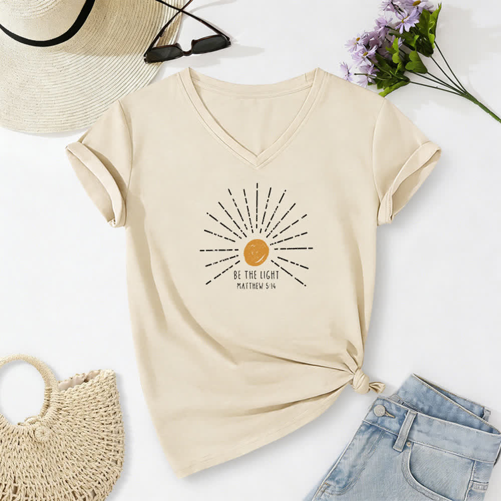T-shirt à col en V imprimé « Sois la lumière » (Matthieu 5:14) de Christianartworkshop pour femmes - Beige - 2XL - image 8