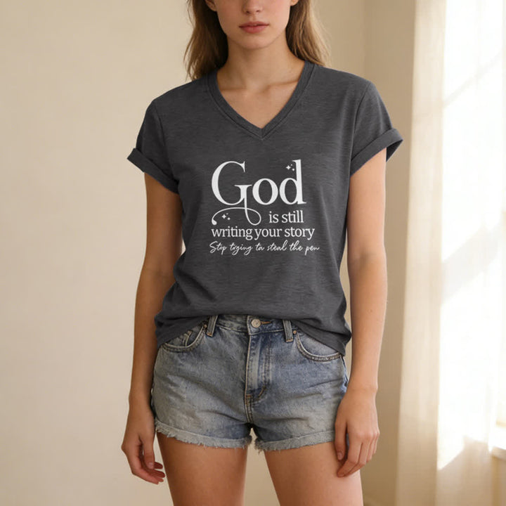 T-shirt à col en V imprimé « Dieu écrit encore votre histoire » de Christianartworkshop pour femmes - image 7