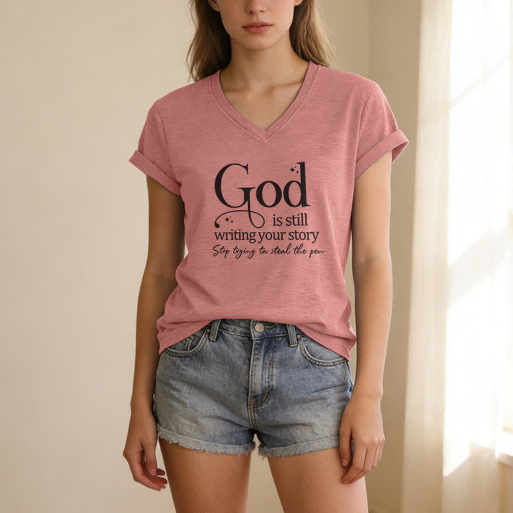 T-shirt à col en V imprimé « Dieu écrit encore votre histoire » de Christianartworkshop pour femmes - image 21