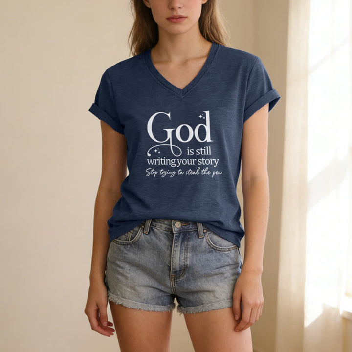 T-shirt à col en V imprimé « Dieu écrit encore votre histoire » de Christianartworkshop pour femmes - image 19