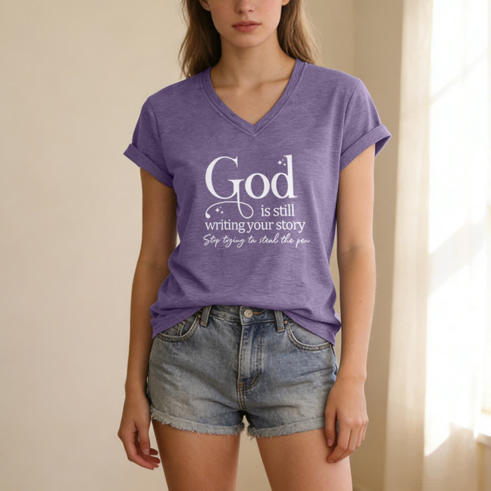 T-shirt à col en V imprimé « Dieu écrit encore votre histoire » de Christianartworkshop pour femmes - image 1
