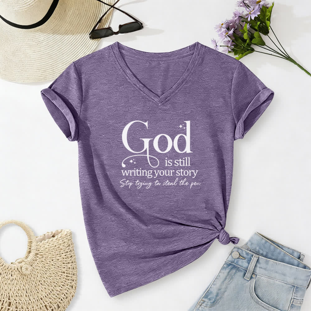 T-shirt à col en V imprimé « Dieu écrit encore votre histoire » de Christianartworkshop pour femmes - Violet - 2XL - image 0