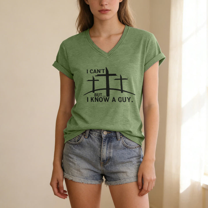 T-shirt à col en V imprimé « Je ne peux pas, mais je connais un gars » de Christianartworkshop - image 11