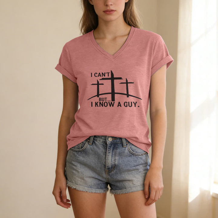 T-shirt à col en V imprimé « Je ne peux pas, mais je connais un gars » de Christianartworkshop - image 19