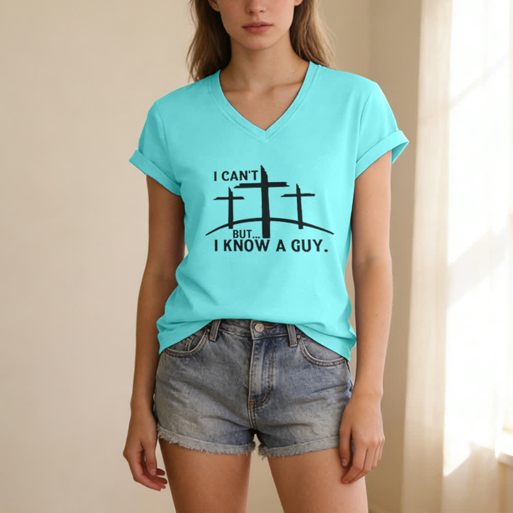 T-shirt à col en V imprimé « Je ne peux pas, mais je connais un gars » de Christianartworkshop - image 15