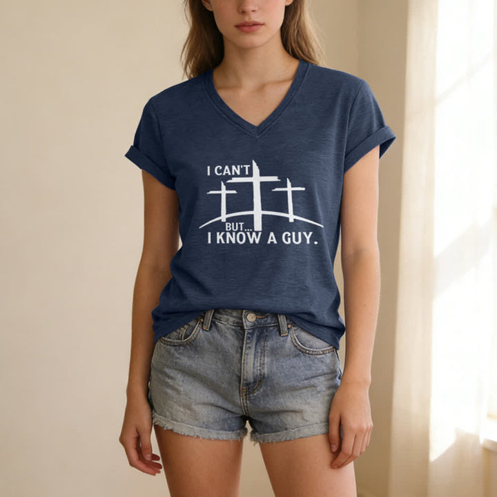 T-shirt à col en V imprimé « Je ne peux pas, mais je connais un gars » de Christianartworkshop - image 17