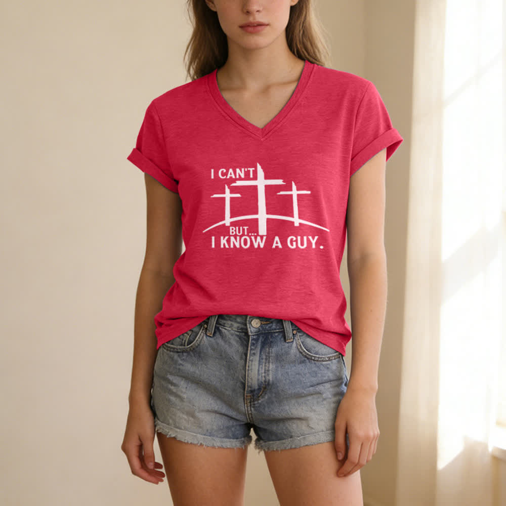 T-shirt à col en V imprimé « Je ne peux pas, mais je connais un gars » de Christianartworkshop - image 21