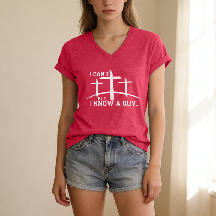 T-shirt à col en V imprimé « Je ne peux pas, mais je connais un gars » de Christianartworkshop - image 21