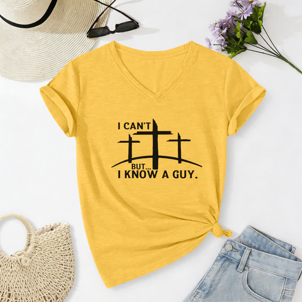 T-shirt à col en V imprimé « Je ne peux pas, mais je connais un gars » de Christianartworkshop - Jaune - 2XL - image 0
