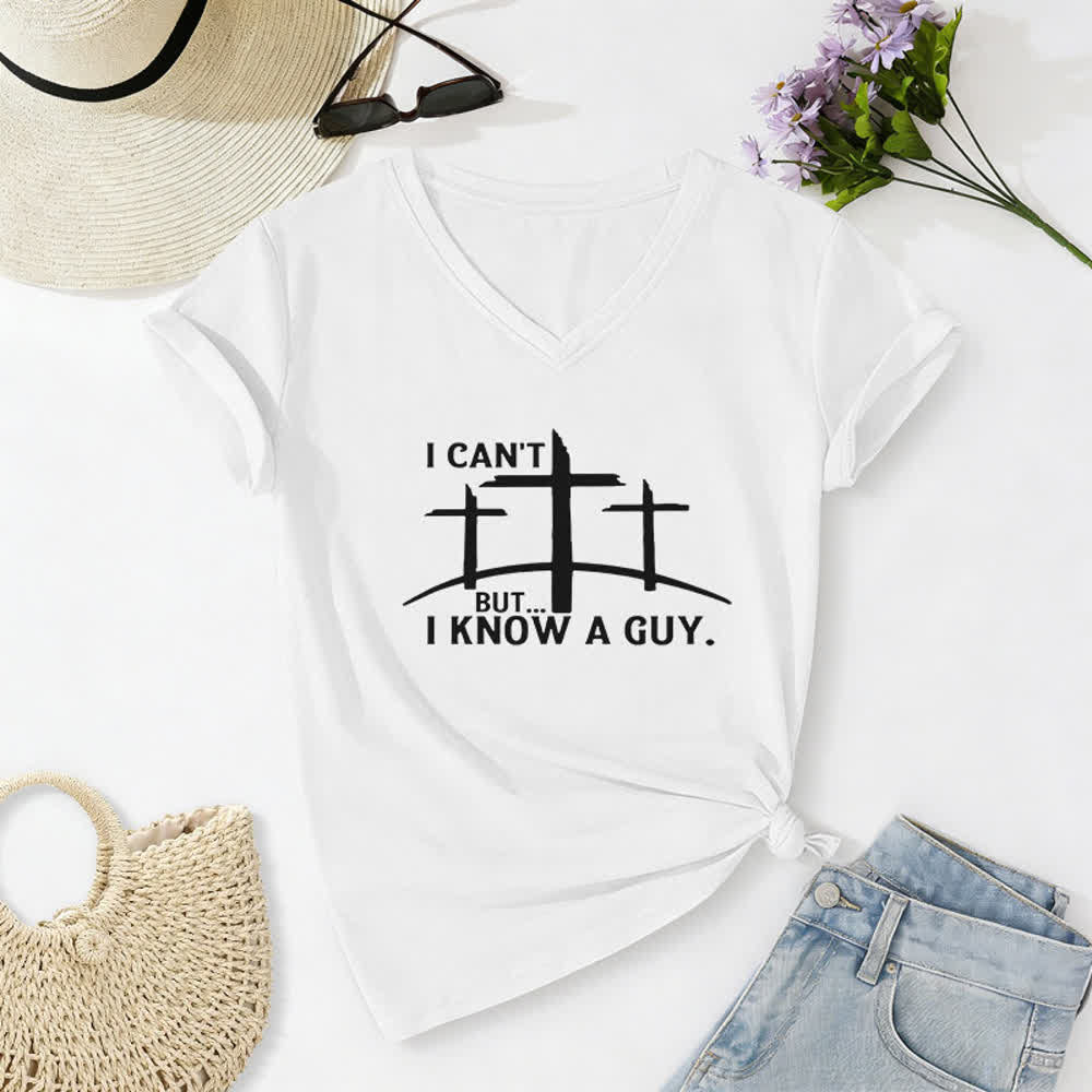 T-shirt à col en V imprimé « Je ne peux pas, mais je connais un gars » de Christianartworkshop - Blanc - 2XL - image 4