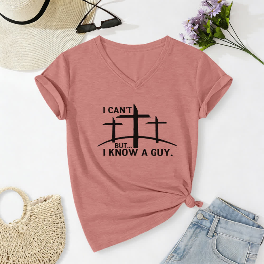 T-shirt à col en V imprimé « Je ne peux pas, mais je connais un gars » de Christianartworkshop - Rose clair - 2XL - image 18