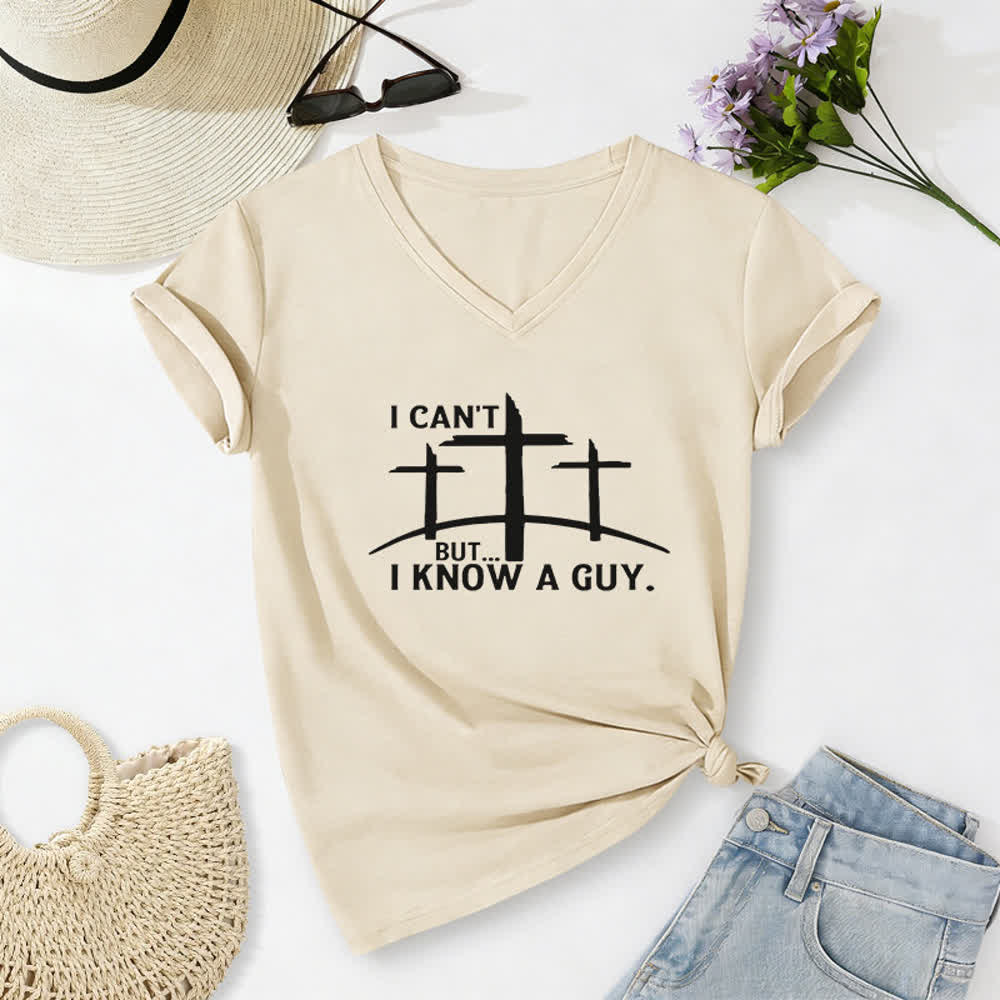T-shirt à col en V imprimé « Je ne peux pas, mais je connais un gars » de Christianartworkshop - Beige - 2XL - image 8